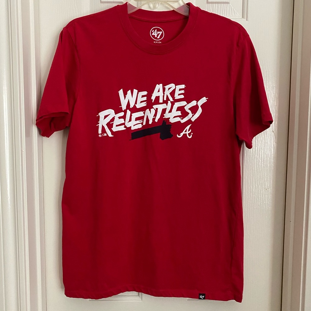 ‘47 ⚾️BRAVES⚾️”We Are Relentless” red tee. Small